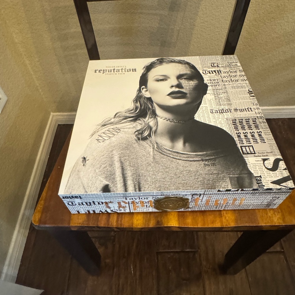 Taylor Swift Reputation Stadium VIP Box Set - Picture 2 of 14